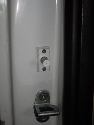 verrou a larder long fixer dans le montant de la porte  avec une cale en téflon de 5 mm dessous le  verrou est fixer dans l'axe des vis de la gâche