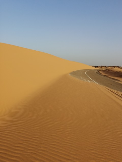 Petit banc de sable :route de Tidjikja aux alentours de Aoujeft