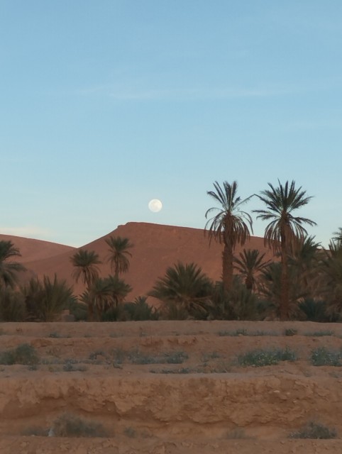La lune que se lève sur le désert a Akka