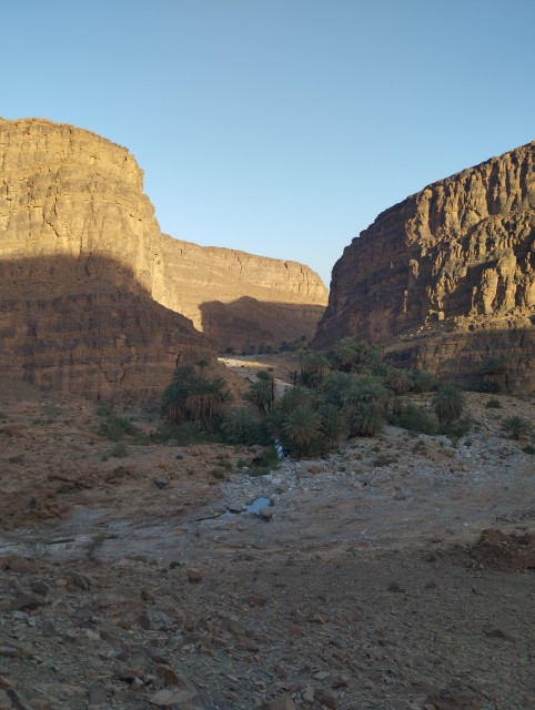 Oasis Targant : les photos d'hier était prises depuis la falaise du fond en face