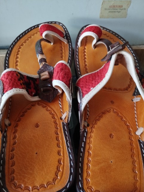 Avant de partir de Merzouga ,j'ai fait le plein de sandales . En achetant plusieurs paires j ai pu négocier un peu le prix ,pas autant que j aurais voulu ,30% ,mais ça reste raisonnable par rapport aux prix européens