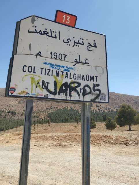 Le col entre Errachidia et Midelt (je dois encore me familiariser avec ces nouveaux noms ) .Il faisait presque frais à cet altitude (autour de 20° je pense )