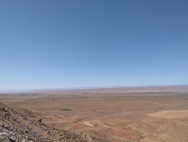 Plateau au dessus de Midelt (20 kms environs à l'ouest sur la gauche de la photo )
