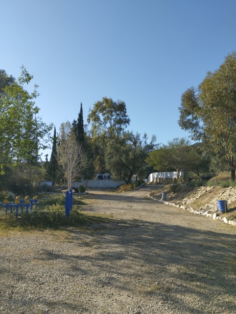 Le fourgon à l'ombre et seul sur la terrasse supérieur du camping .