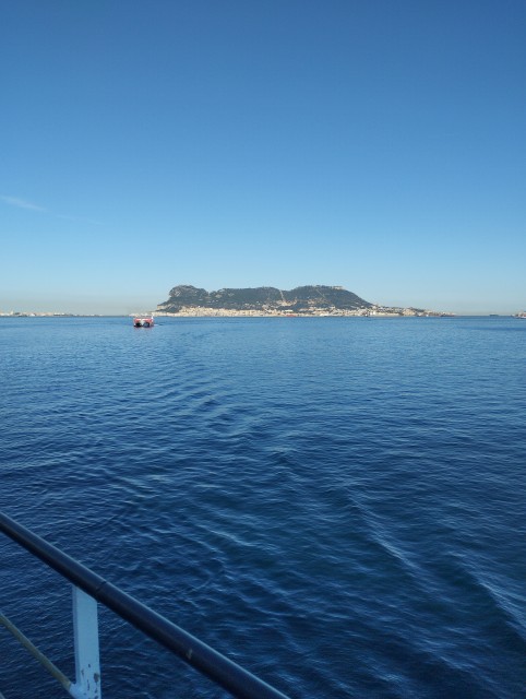 Une dernière photo pour aujourd'hui.Tout le monde ici connait donc c'est pour ceux qui ne se lassent pas du voyage au soleil : Gibraltar de plus près et toujours baigné de lumière ...