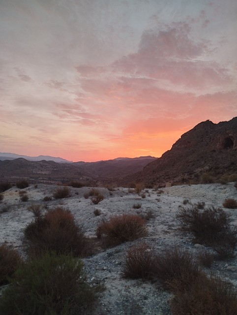 Coucher du soleil sur un autre bivouac que je vais perdre avec bonheur pour les Almerienses car les travaux de la ligne à grande vitesse Murcia/Almeria ont repris en février 2023