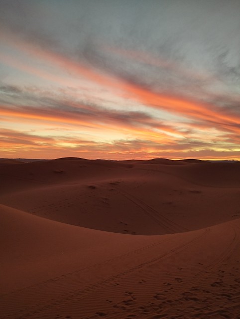 Coucher du soleil sur l'erg Chebbi ...