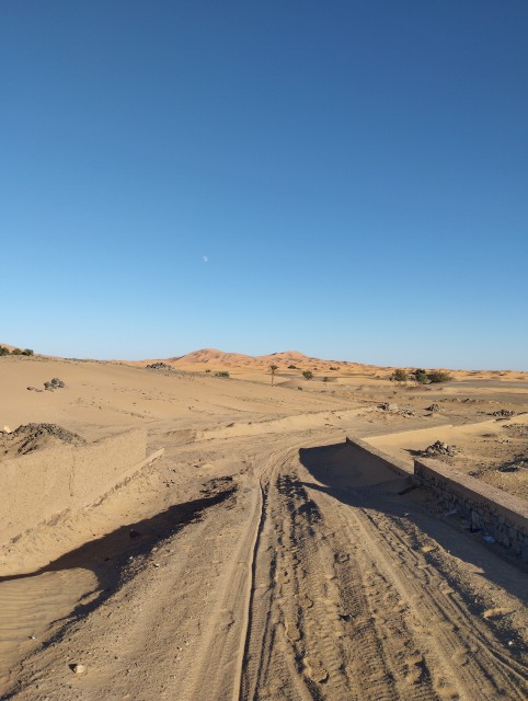 Erg Chebbi :grande dune ,lune et ciel bleu depuis le village entre Hassilabied et Merzouga