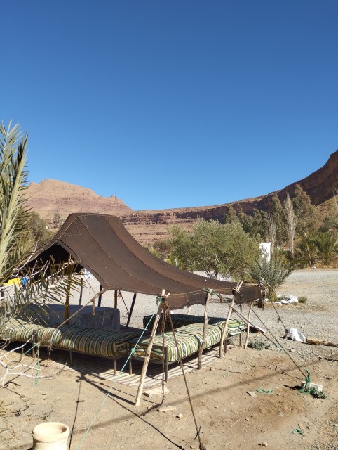 Camping Kasbah Jurassique :pour moi ,le repos est ma seule activité sous un beau ciel bleu noyé de soleil ou d'étoile la nuit,la vie est belle !Ça sera mon cadeau d'anniversaire pour toi cette année. Bises  ...