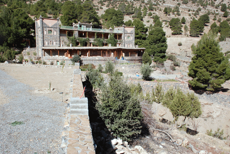 Hôtel et terrasse camping
