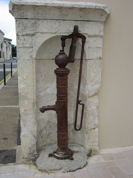 Pompe à eau ancienne Eymet.png