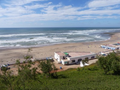 La plage de Sidi Ifni, au premier plan le camping El Barco