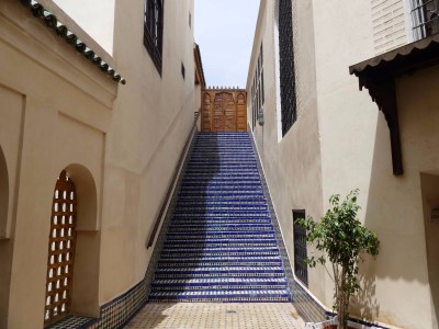 La &quot;montée au ciel&quot; : l'entrée de la &gt;Mosquée depuis la Bibliothèque