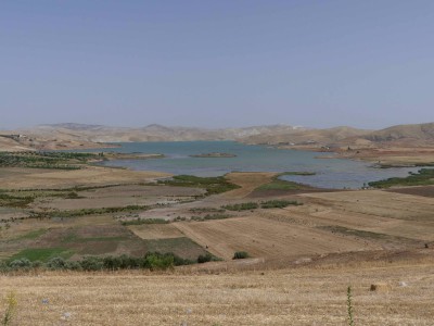 Le lac de barrage entre Fès et Volubilis