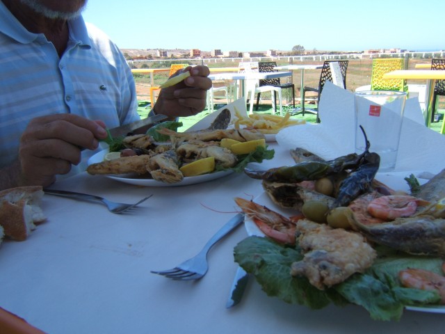 assiettes de poissons près de Hal Oceima