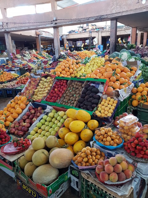 marchand de fruits et légumes dans souk Ville Nouvelle.jpg