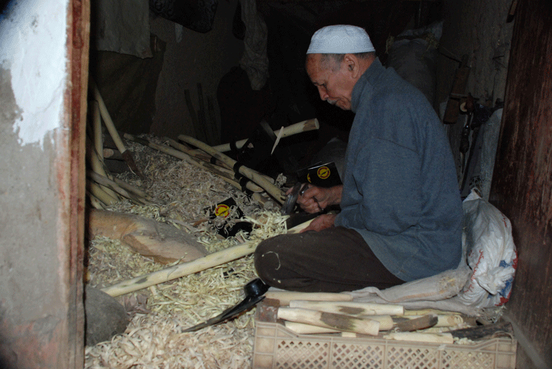 fabricant de manches dans le souk arabe