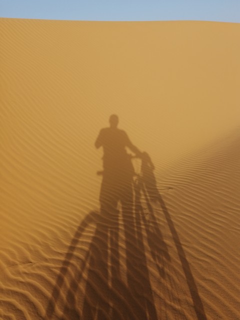 À vélo sur le goudron... sous le sable !