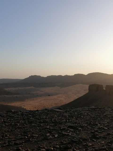 Contre jour depuis les plateaux  : en contrebas, d'autres dunes à découvrir des que possible.